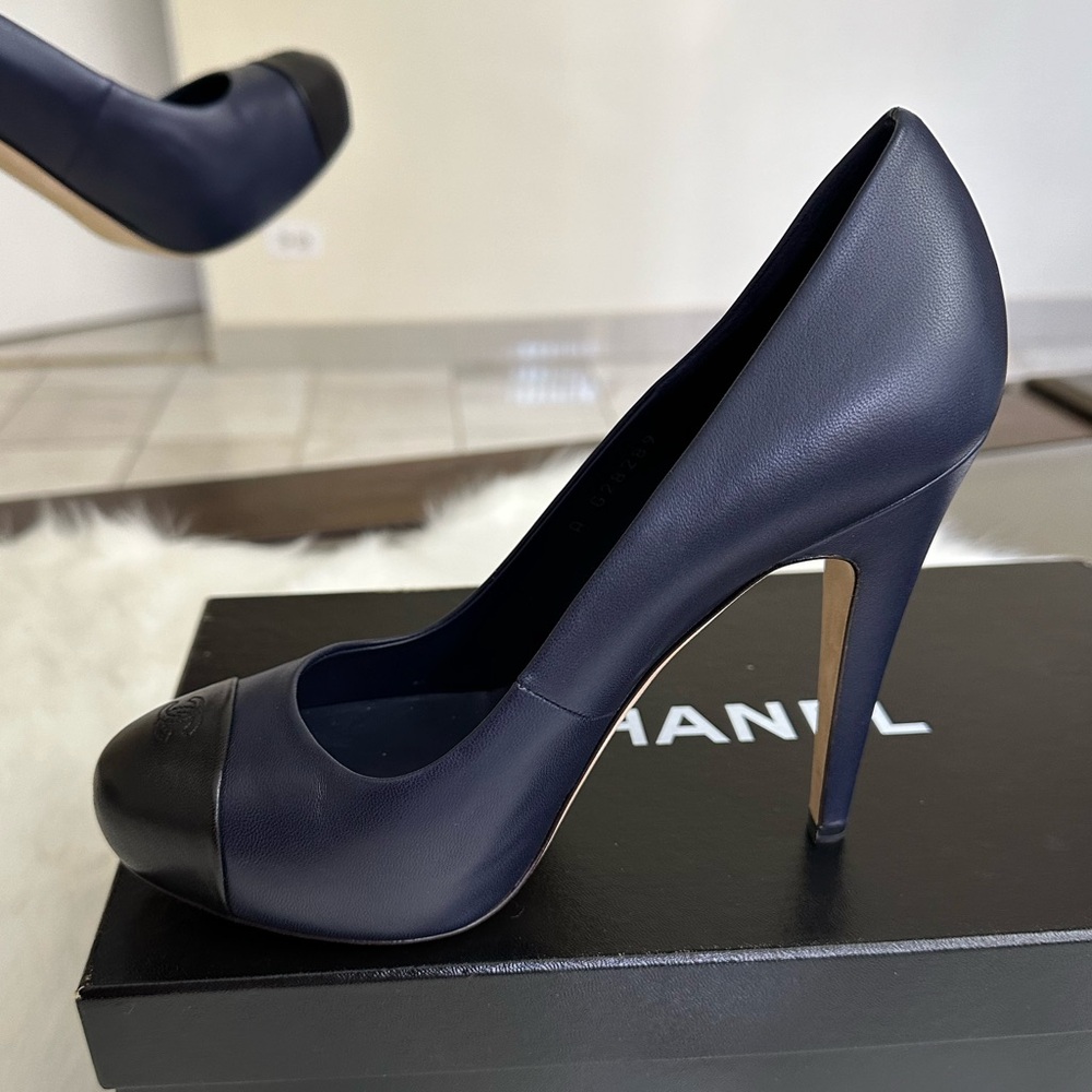 Auth Chanel Heels 👠 Excellent condition - Picture 6 of 17